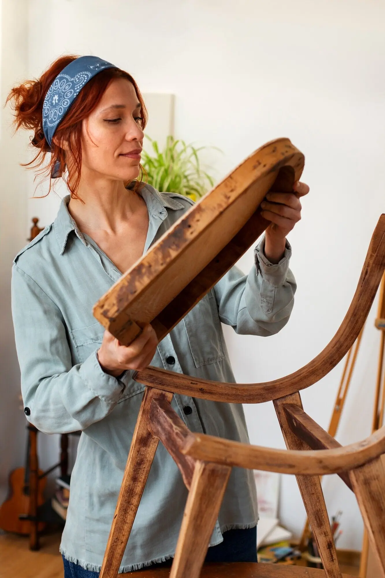 Halbnahe Aufnahme einer Frau, die Möbel restauriert