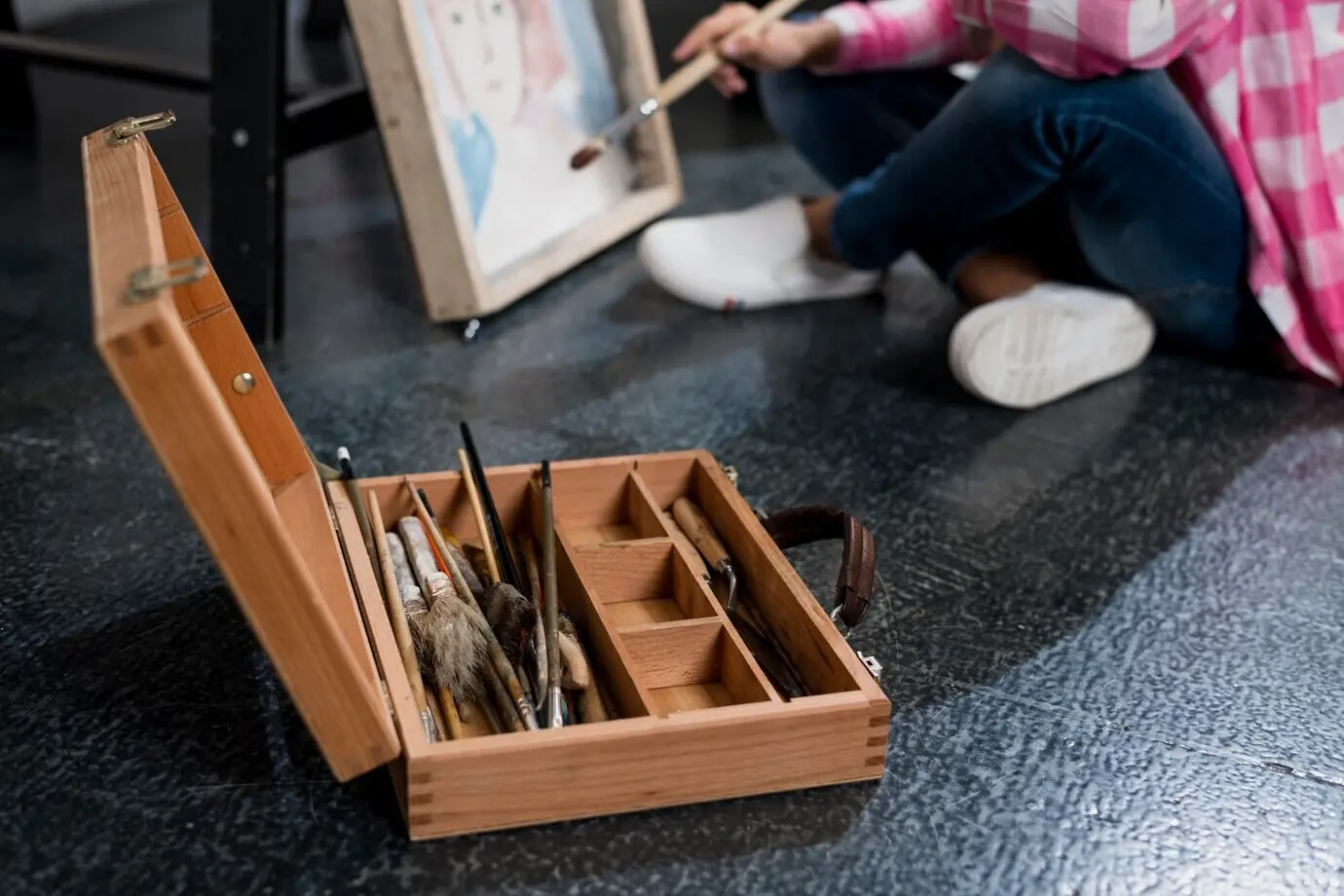 Künstlerisches Konzept mit einem Mädchen